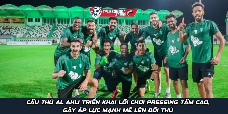 Cầu thủ Al Ahli triển khai lối chơi pressing tầm cao, gây áp lực mạnh mẽ lên đối thủ