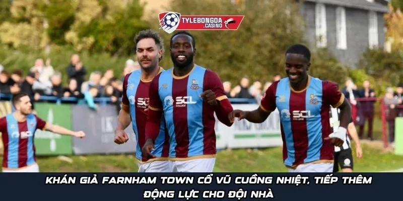 Khán giả Farnham Town cổ vũ cuồng nhiệt, tiếp thêm động lực cho đội nhà